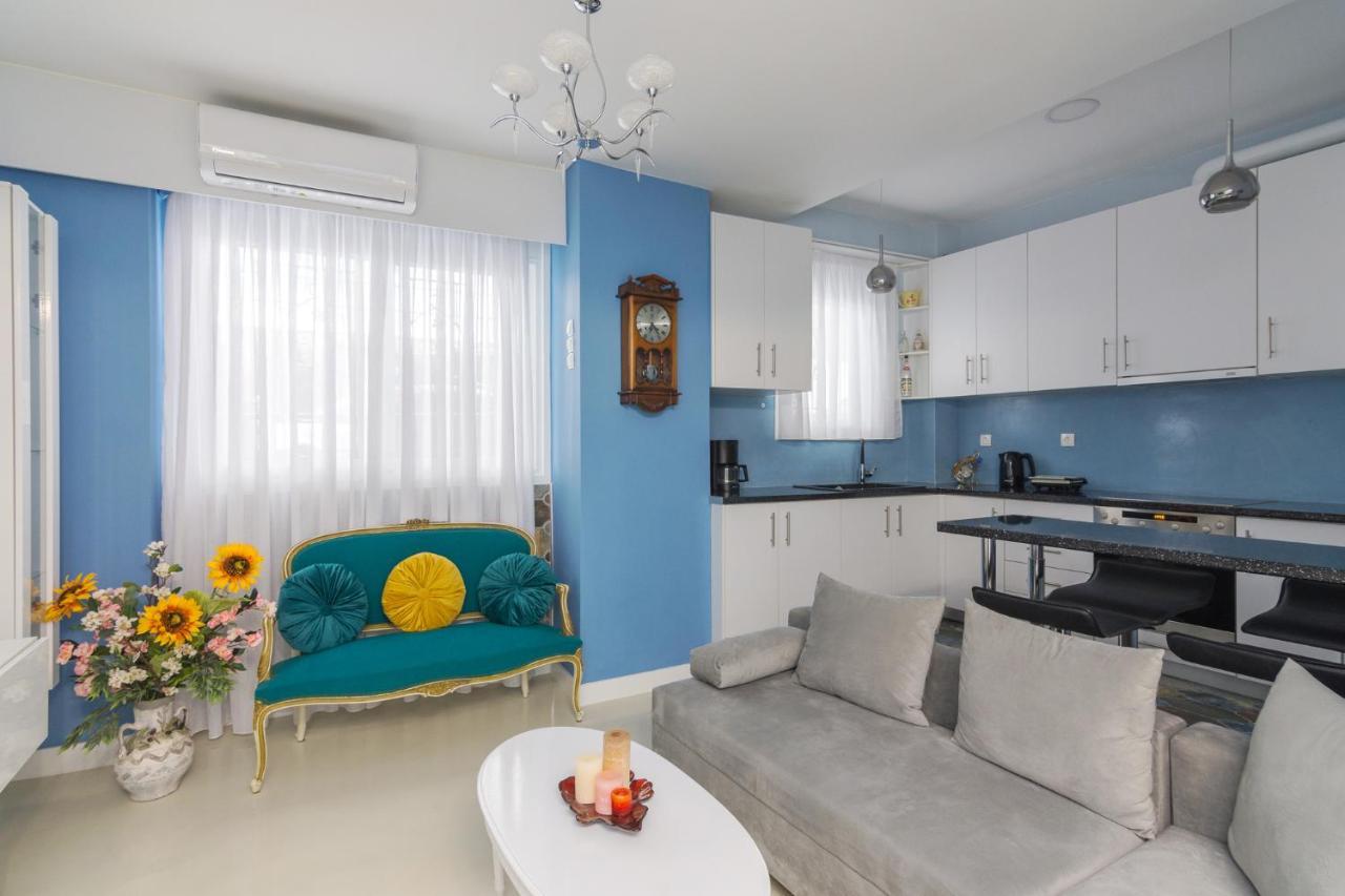 Wonderful Renovated Apartment With Private Patio Atina Dış mekan fotoğraf